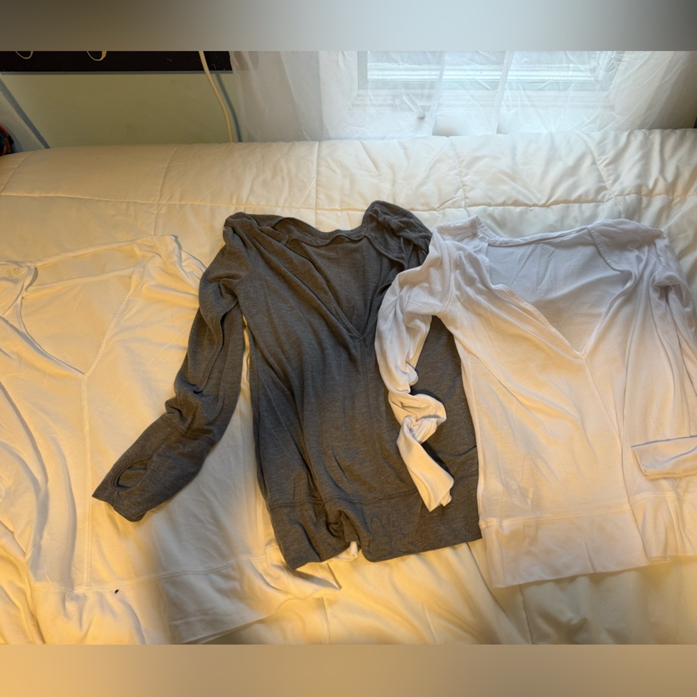 Gap Fit Women’s Long Sleeve Tee’s 3 in set gray & white
